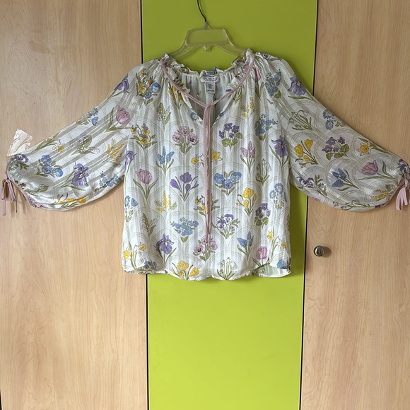 ‼️SOLD‼️Gorgeous Floral Blouse - Picture 4 of 14